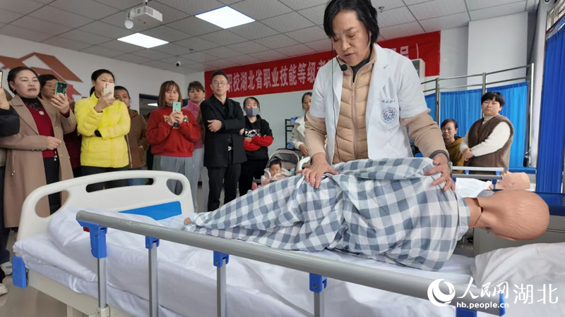 康养城市的咸宁样板丨10万护理人才将从这走出(图1)