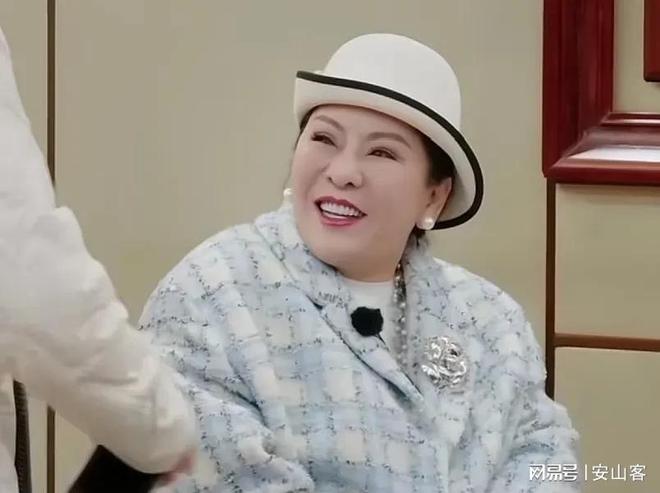 当李小冉抱着刘晓庆时谁注意到蔡明的表情她才是有智慧的女人(图4)