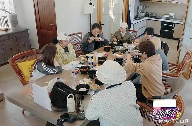 当李小冉抱着刘晓庆时谁注意到蔡明的表情她才是有智慧的女人(图15)
