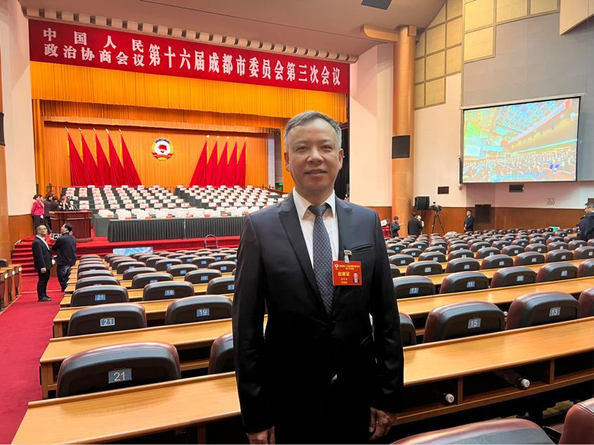 成都两会进行时｜成都市政协委员聚焦养老服务关注老弱群体需求(图1)