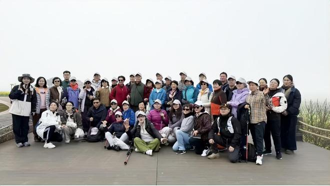 花海徒步+专业康养这群平均年龄70+的老人玩嗨了！(图1)