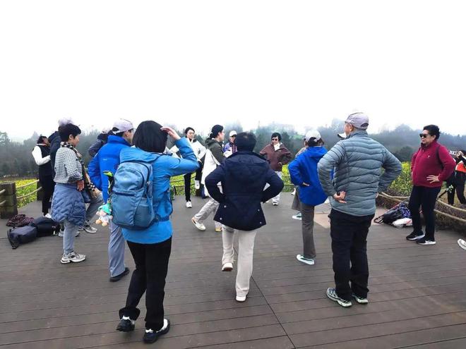 花海徒步+专业康养这群平均年龄70+的老人玩嗨了！(图6)