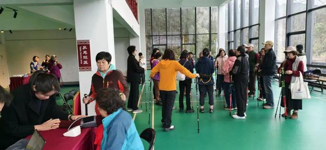 花海徒步+专业康养这群平均年龄70+的老人玩嗨了！(图4)