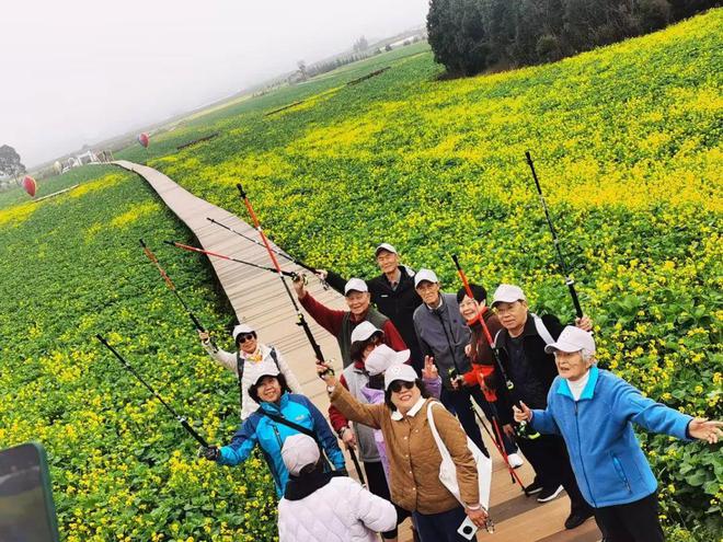 花海徒步+专业康养这群平均年龄70+的老人玩嗨了！(图11)