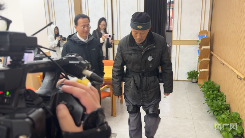 爬楼拿捏 看外骨骼“黑科技”助力智慧养老(图1)