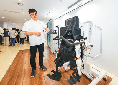 从照料起居到情感陪伴 养老机器人温暖幸福晚年(图1)