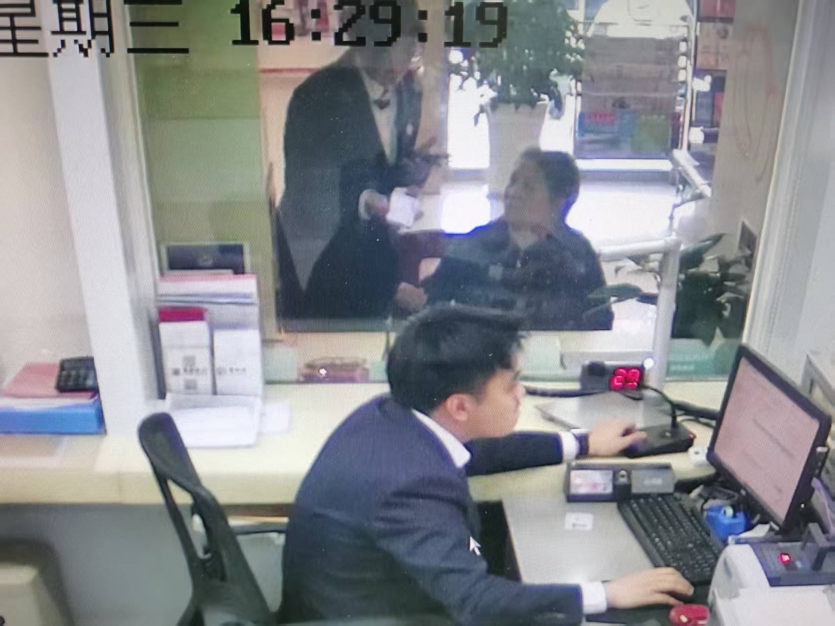 长安银行筑牢反诈防火墙 智勇双全守护“银发族”养老钱(图1)