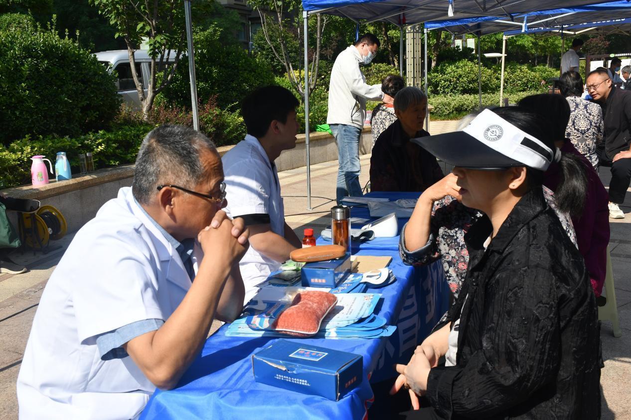 聊城市老年体协康养医疗保健专委会会员单位走进润景苑小区开展义诊活动(图2)
