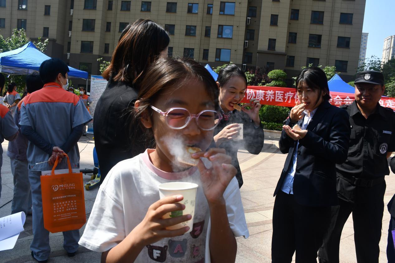 聊城市老年体协康养医疗保健专委会会员单位走进润景苑小区开展义诊活动(图5)