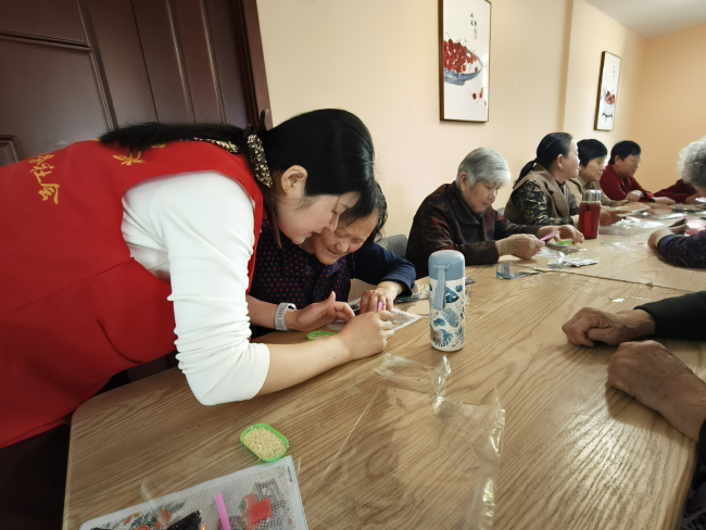牌楼社区活动精彩纷呈：AI 邂逅贴钻画智慧养老绽新彩(图1)