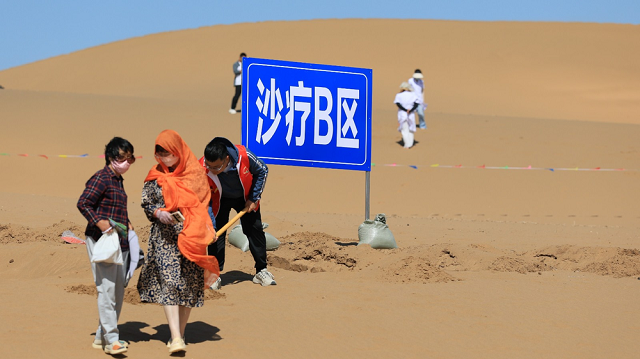 张掖市“六月六·晒肋巴”大型民俗活动揭秘千年沙疗民俗的康养密码(图2)