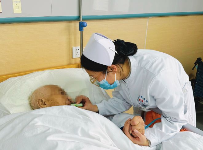 从“家属忧”到“专业护”南阳市第十人民医院“无陪护”康养服务暖人心(图1)