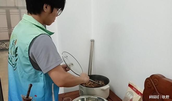 广东医科大学药香康养联盟队开展中医药文化推广与便民服务(图3)