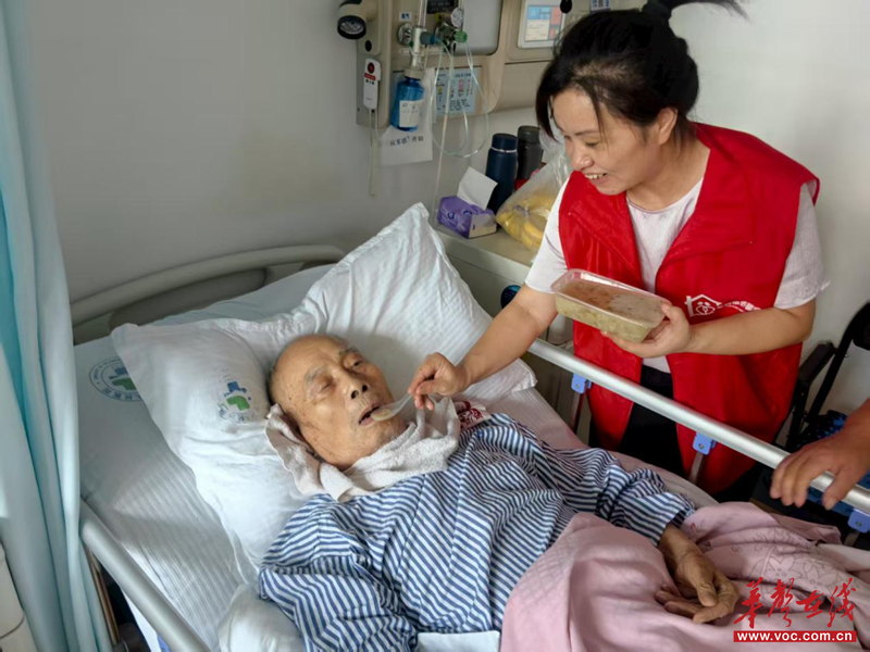 年轮康养居家养老服务站：炎炎夏日送关怀 温情慰问暖人心(图2)