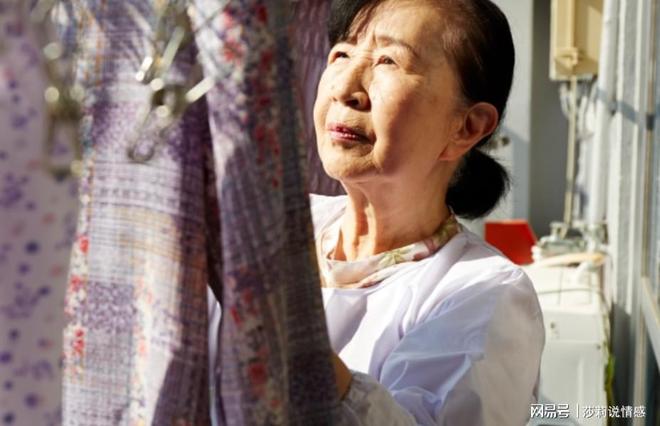 73岁老人的智慧养老法：不请保姆不去养老院子女纷纷抢着来伺候(图1)