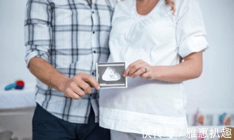 郑州东站春运期间每天四五百件遗失物；年失物超10万件已归还7万件铁路“拾遗者”整齐排列精准编码帮回家(图1)