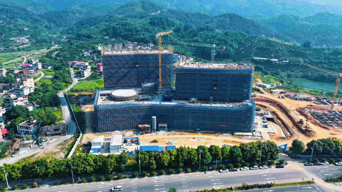 泉州永春：美岭长安国际康养城项目有序推进住院综合楼即将封顶(图1)